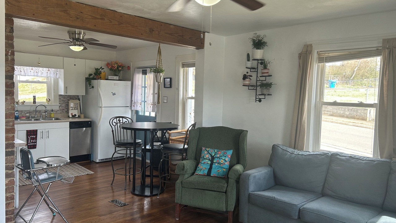 Photo of Livingroom in Burnt Chimney