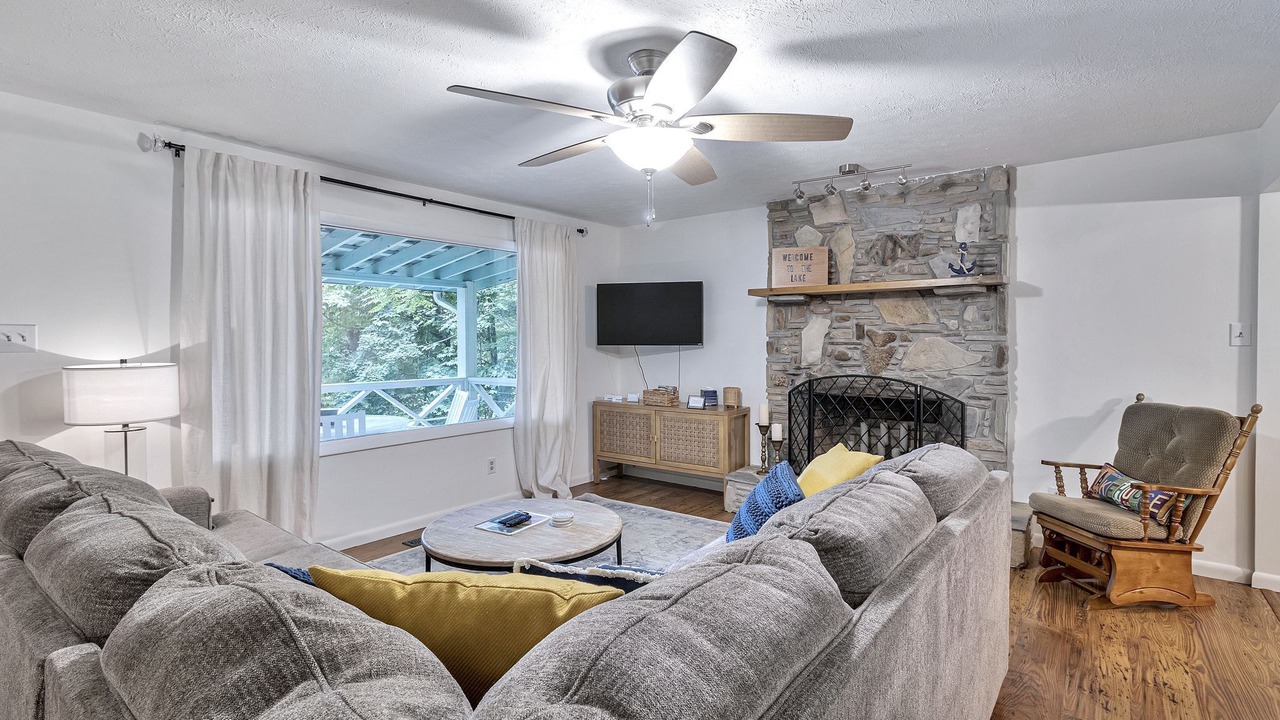 Photo of Livingroom in Byrdstown
