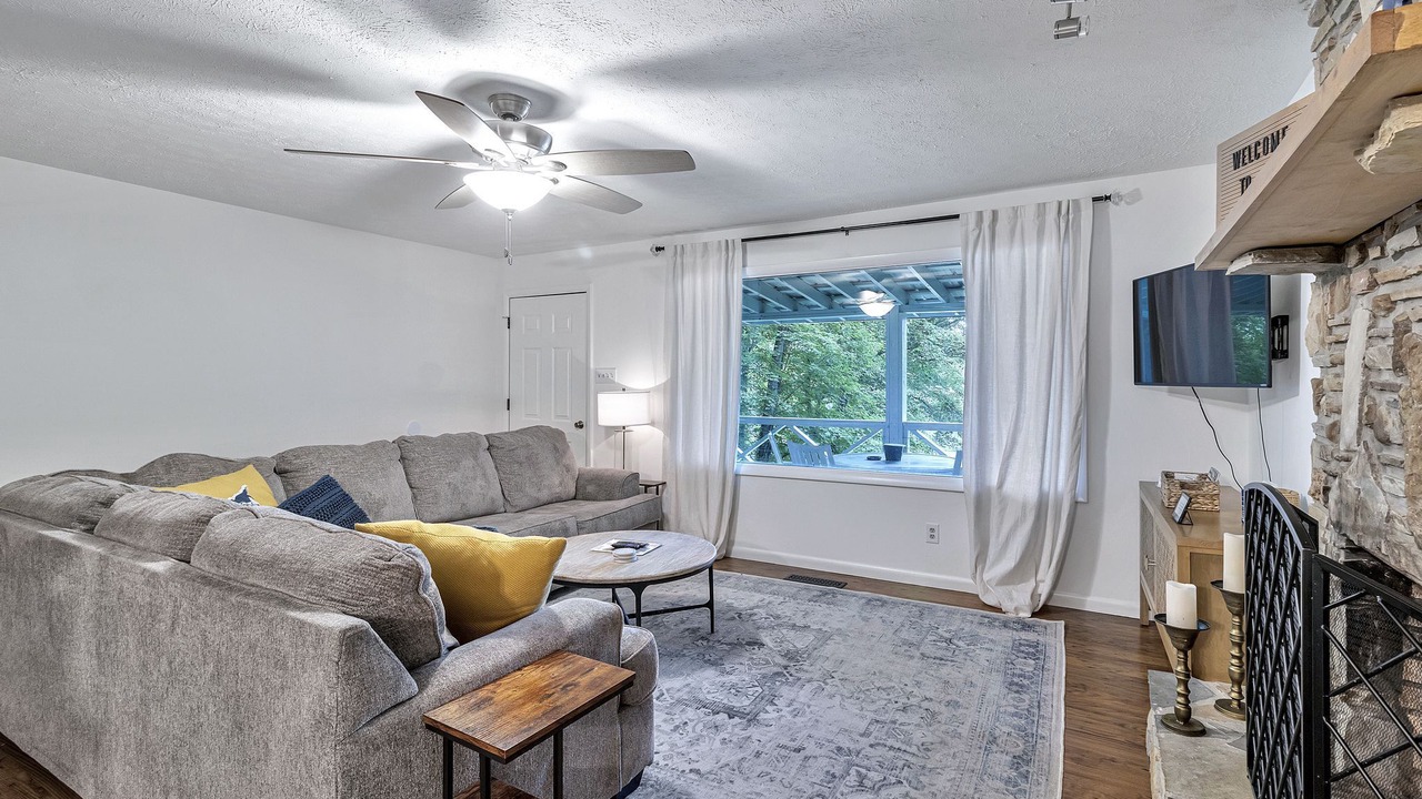 Photo of Livingroom in Byrdstown