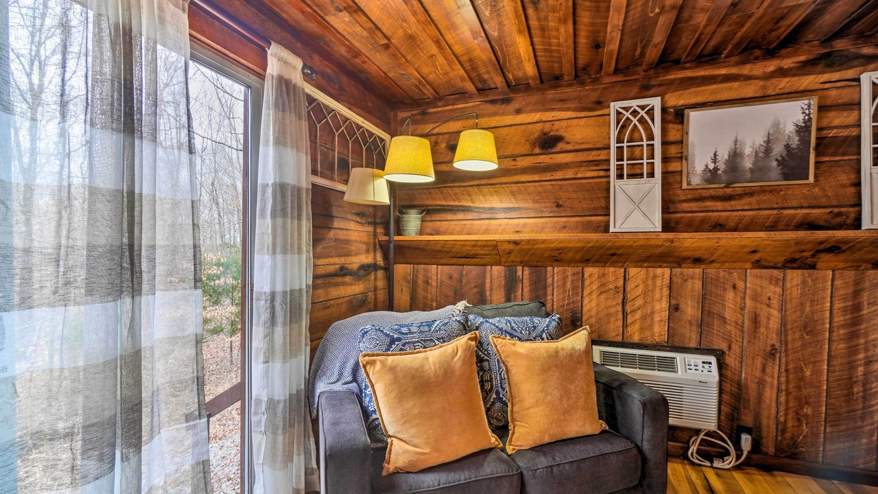 Photo of Livingroom in Byrdstown