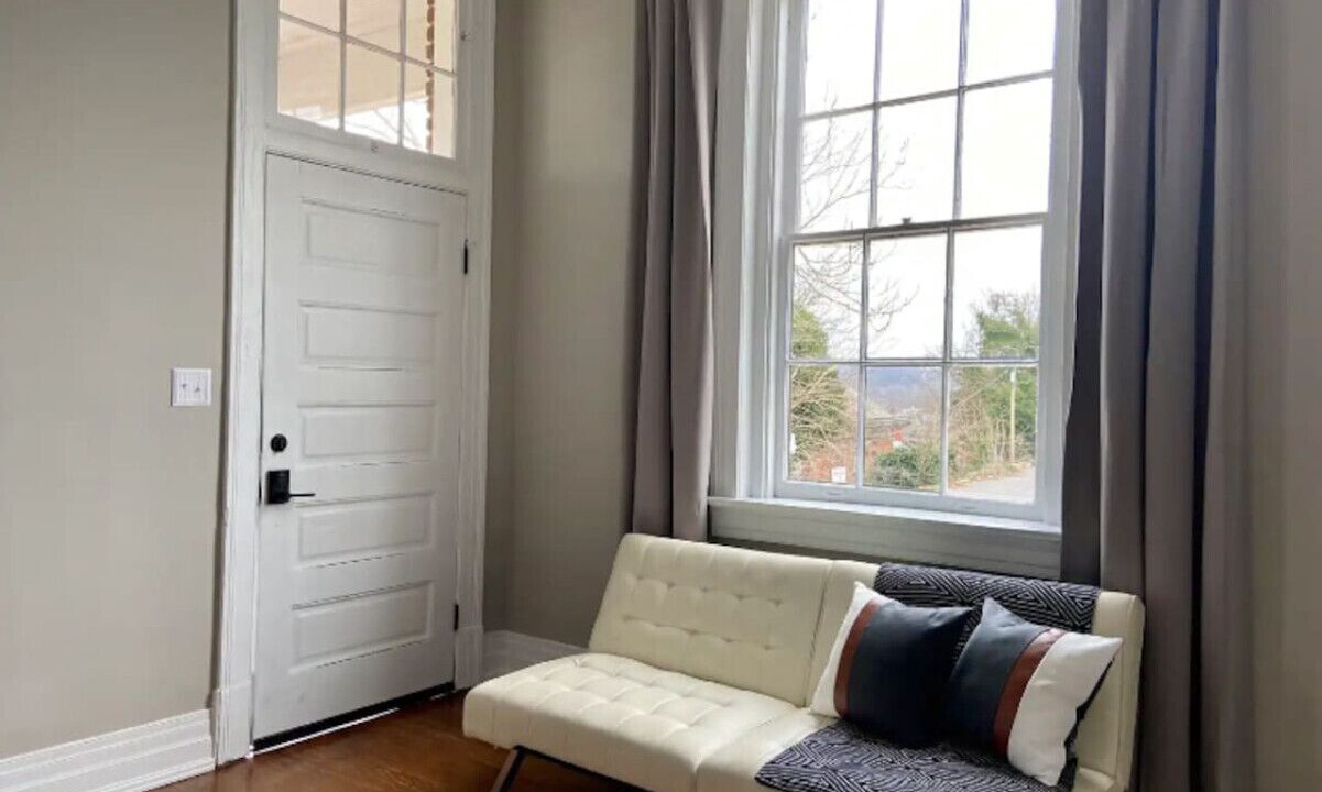 Photo of Livingroom in Court House Hill