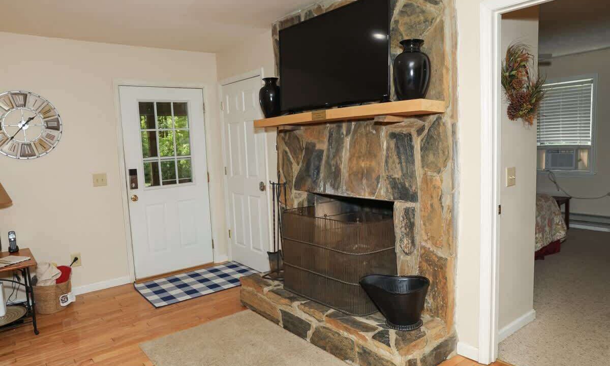 Photo of Livingroom in Burks Fork