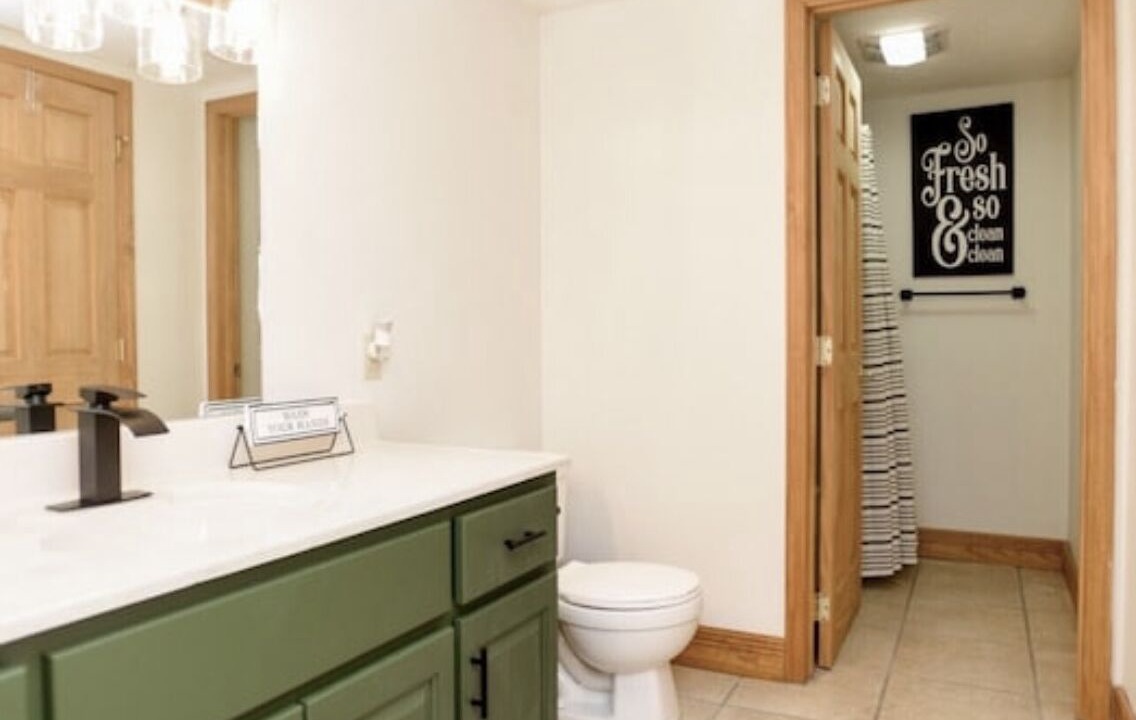 Photo of Bathroom in Flat Hollow Marina