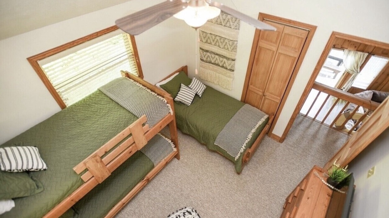 Photo of Bedroom in Flat Hollow Marina