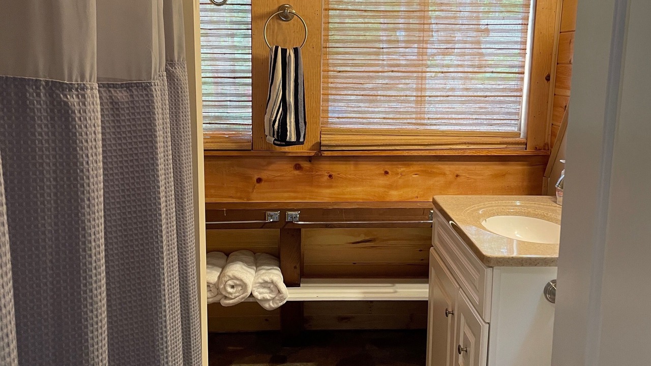 Photo of Bathroom in Flat Hollow Marina
