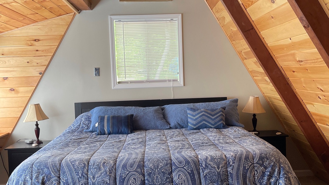 Photo of Bedroom in Flat Hollow Marina