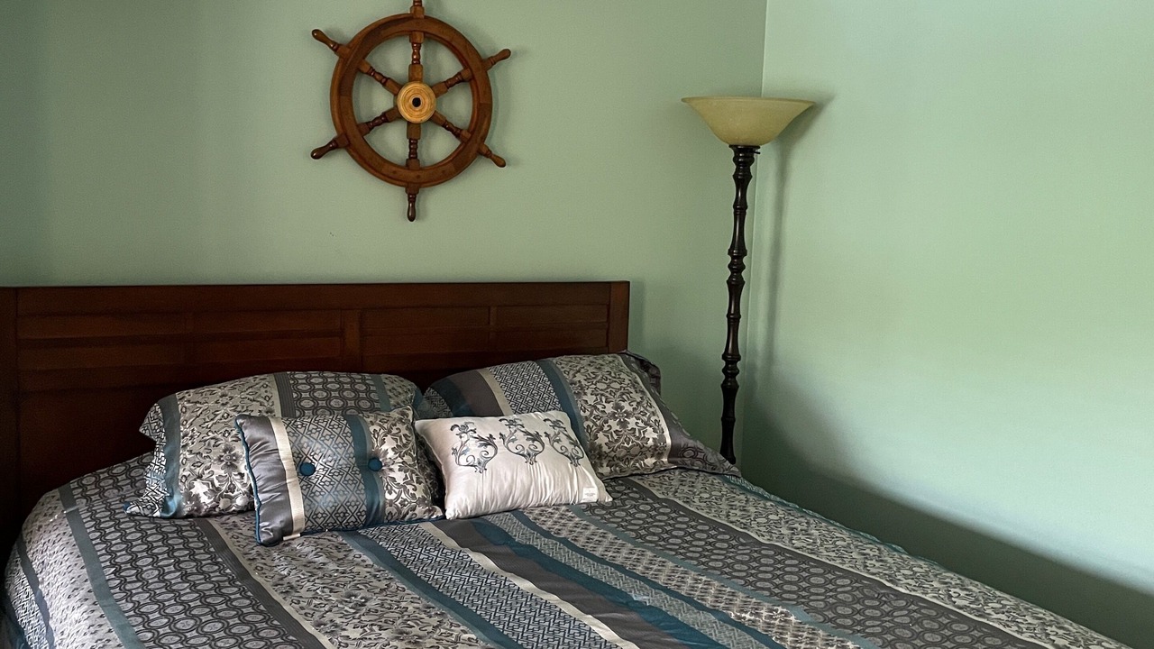 Photo of Bedroom in Flat Hollow Marina