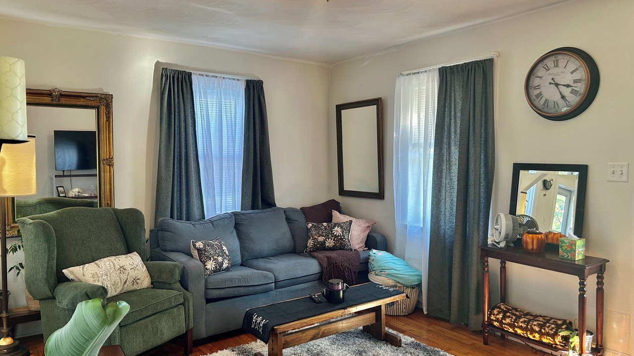 Photo of Livingroom in Burnt Chimney