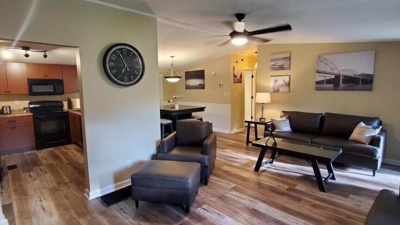 Photo of Livingroom in Byrdstown