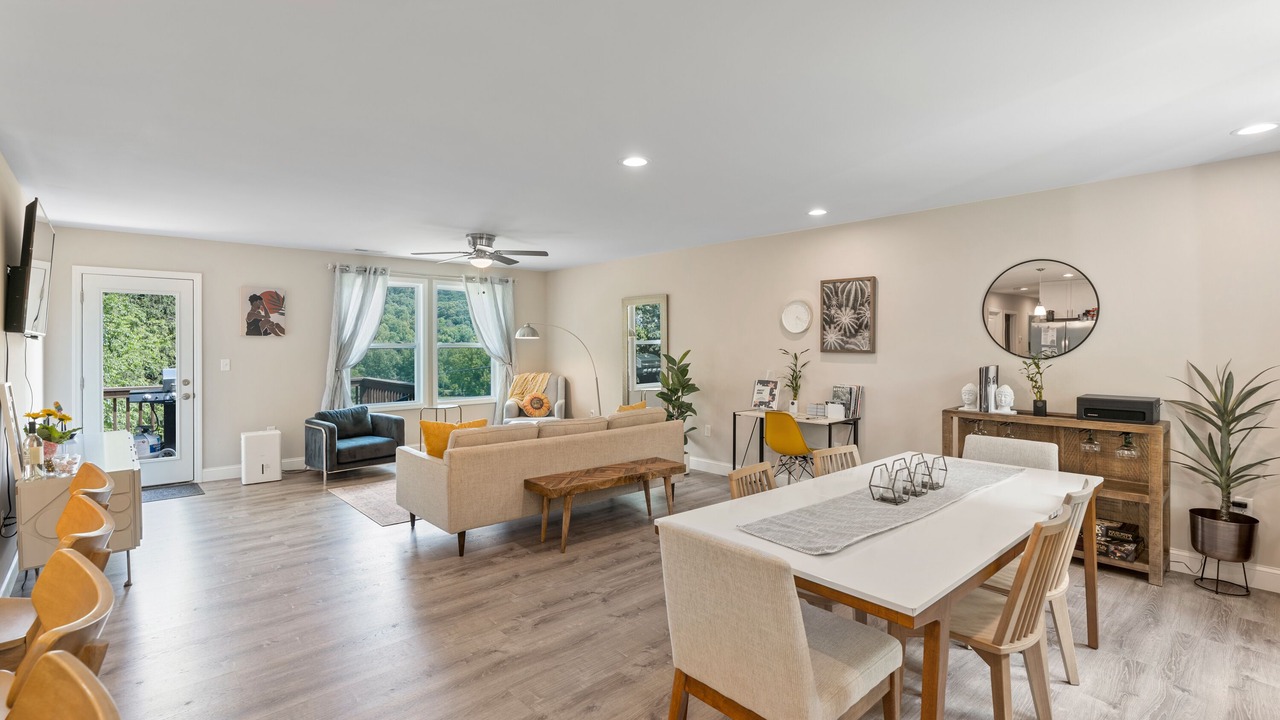 Photo of Livingroom in Candler