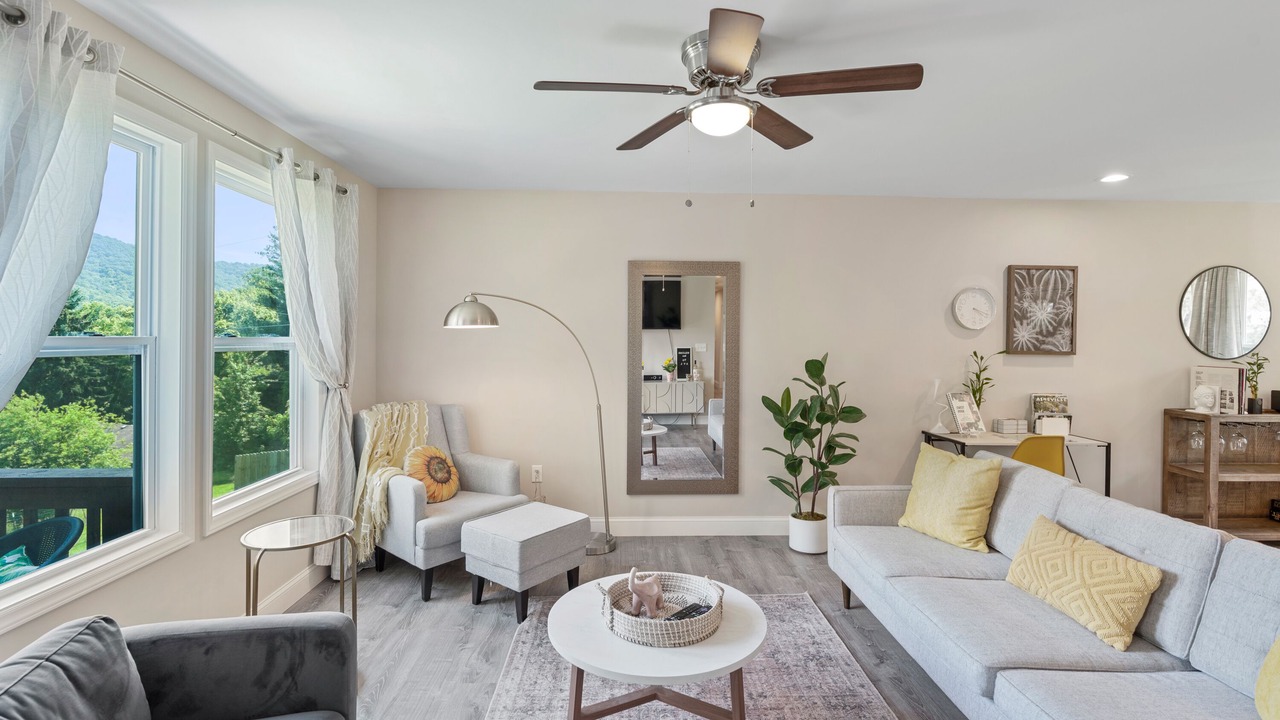 Photo of Livingroom in Candler