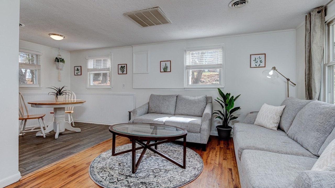 Photo of Livingroom in Avery Creek