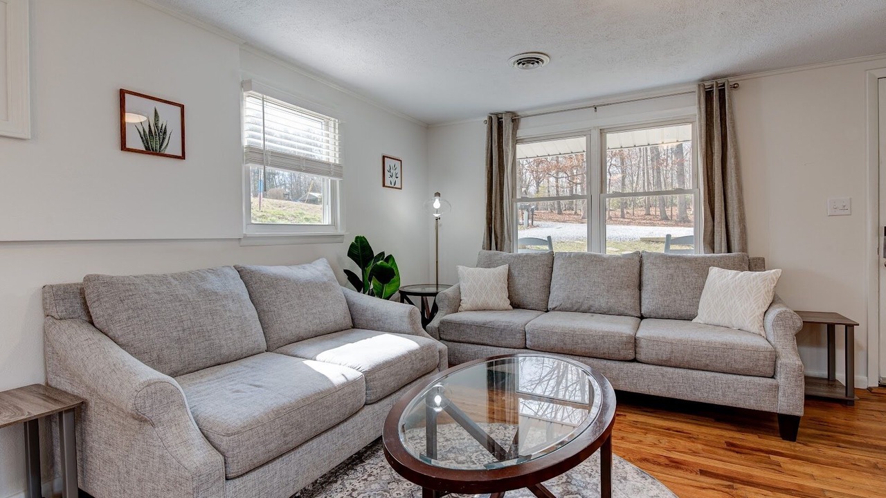 Photo of Livingroom in Avery Creek