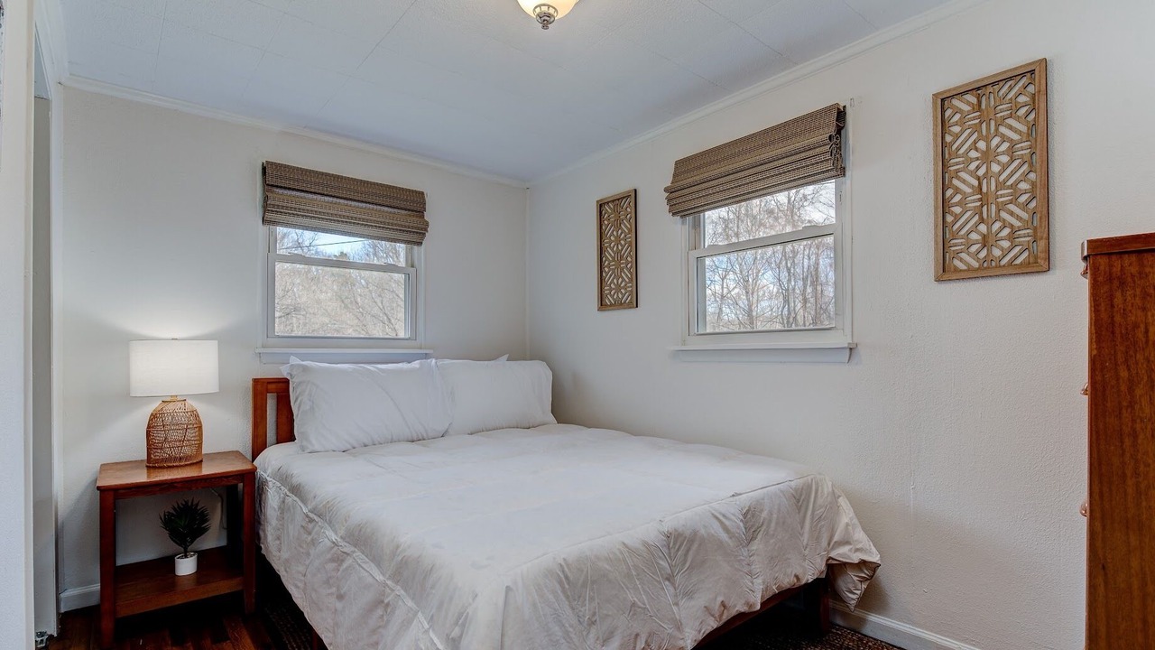 Photo of Bedroom in Avery Creek