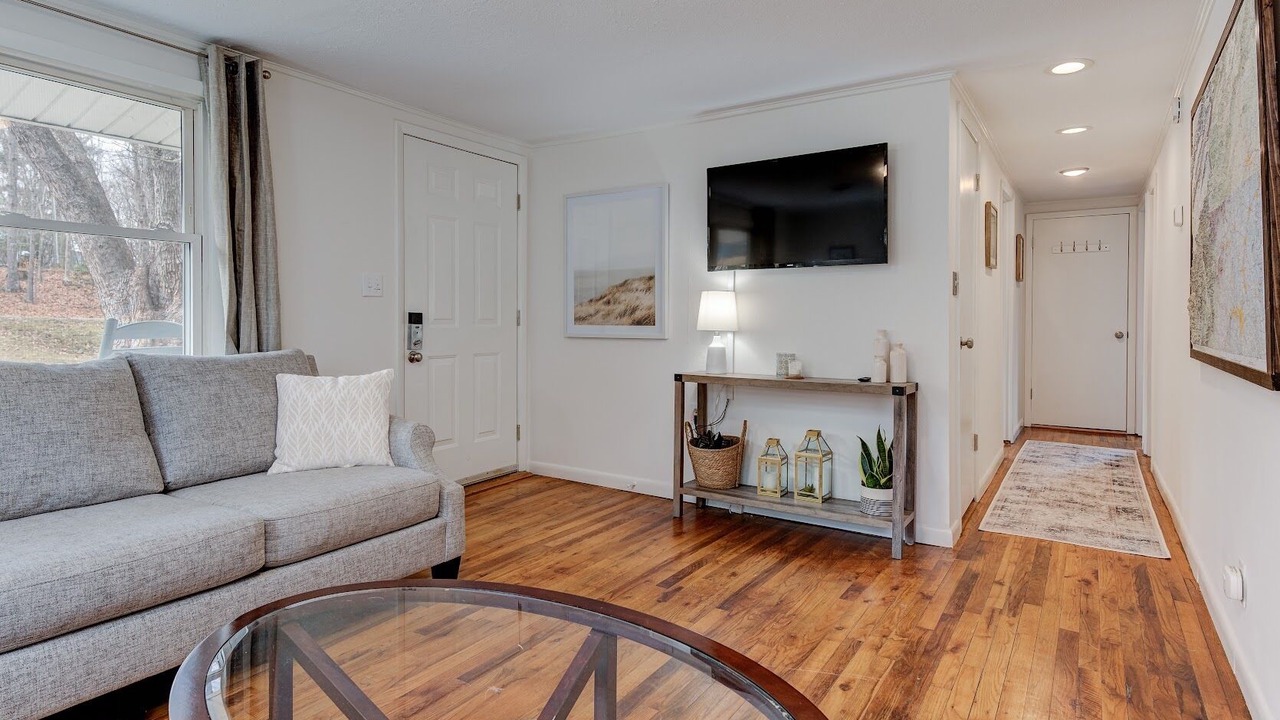 Photo of Livingroom in Avery Creek