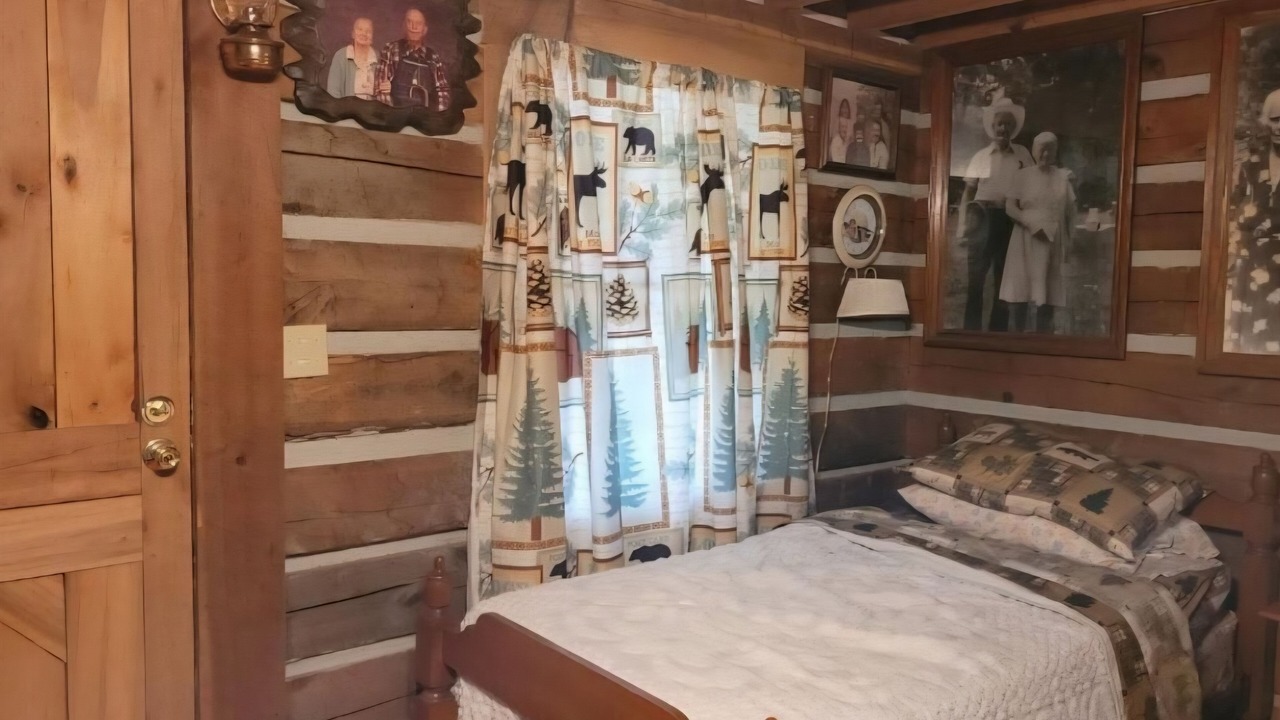 Photo of Bedroom in Booneville
