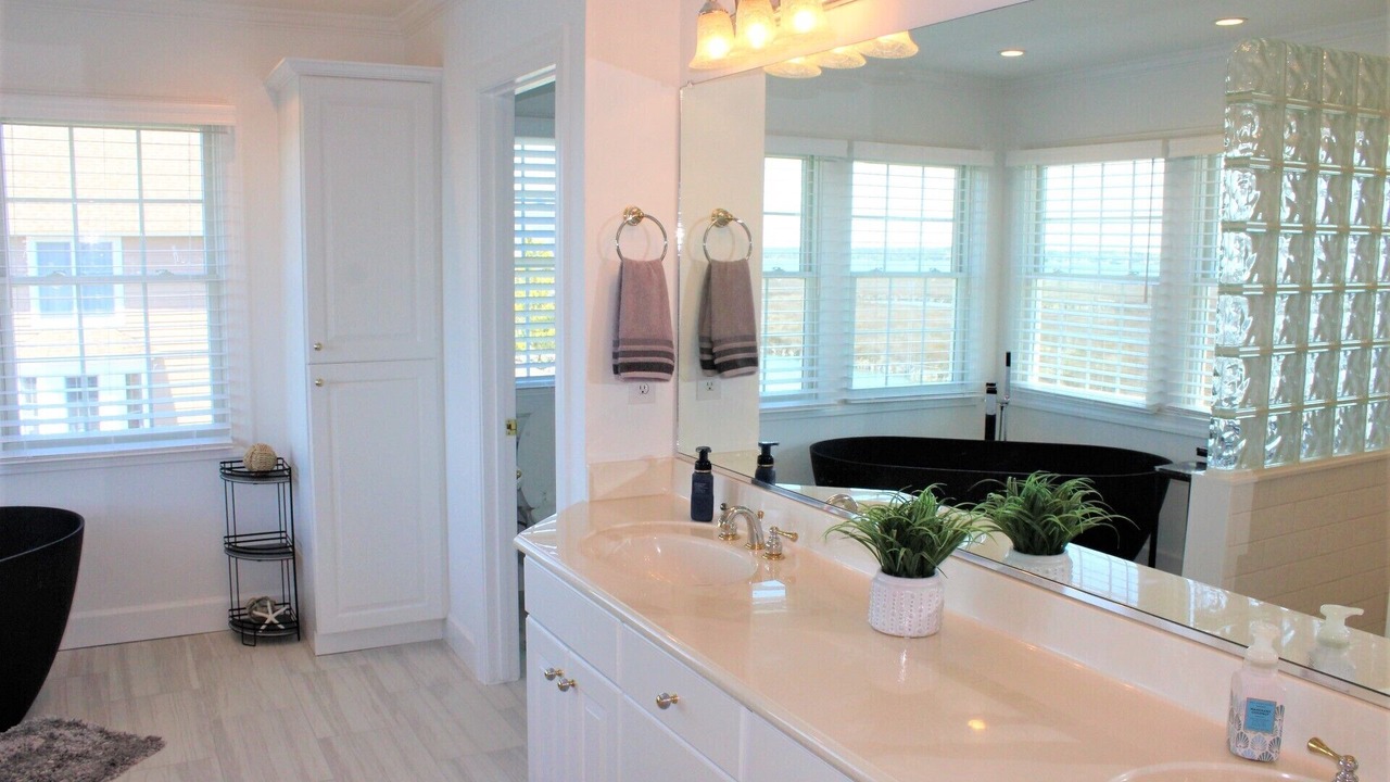 Photo of Bathroom in Manteo