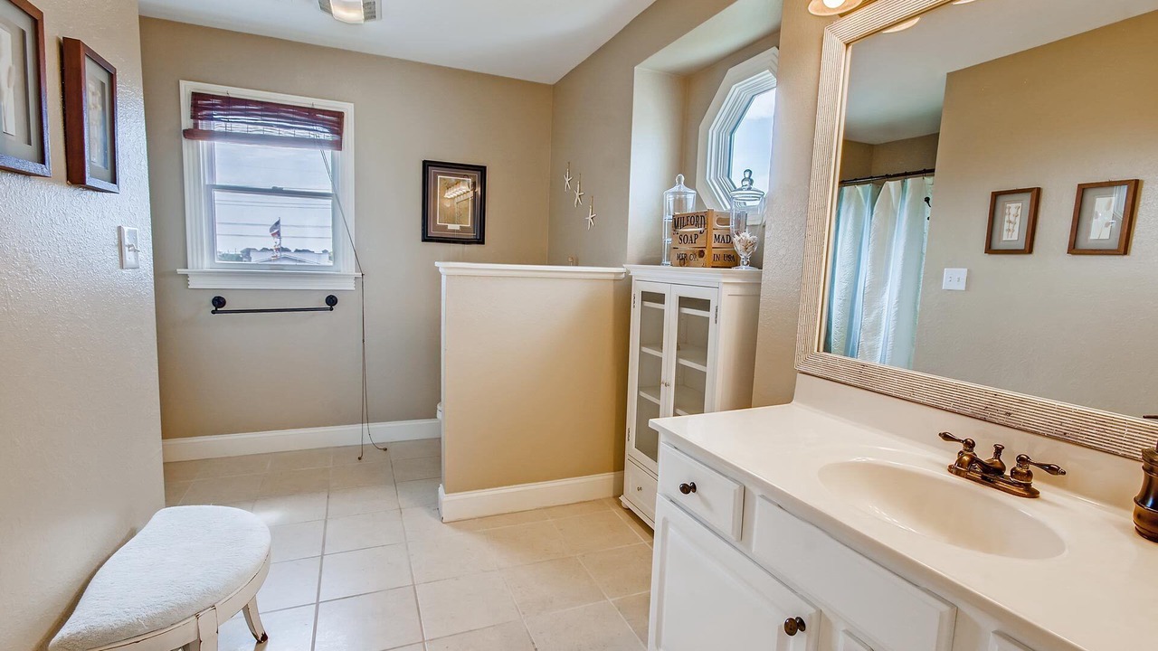 Photo of Bathroom in Wind Over Waves