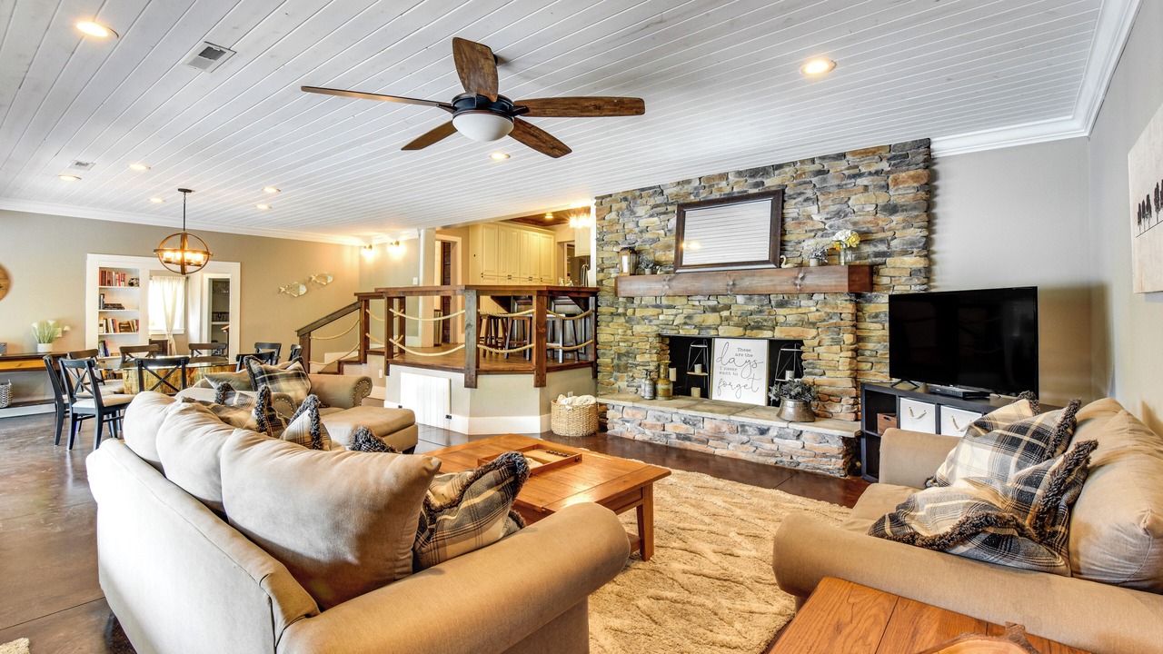 Photo of Livingroom in Six Mile