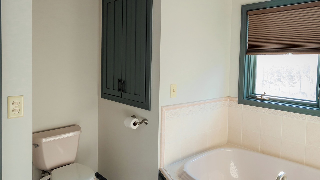 Photo of Bathroom in Linn Grove