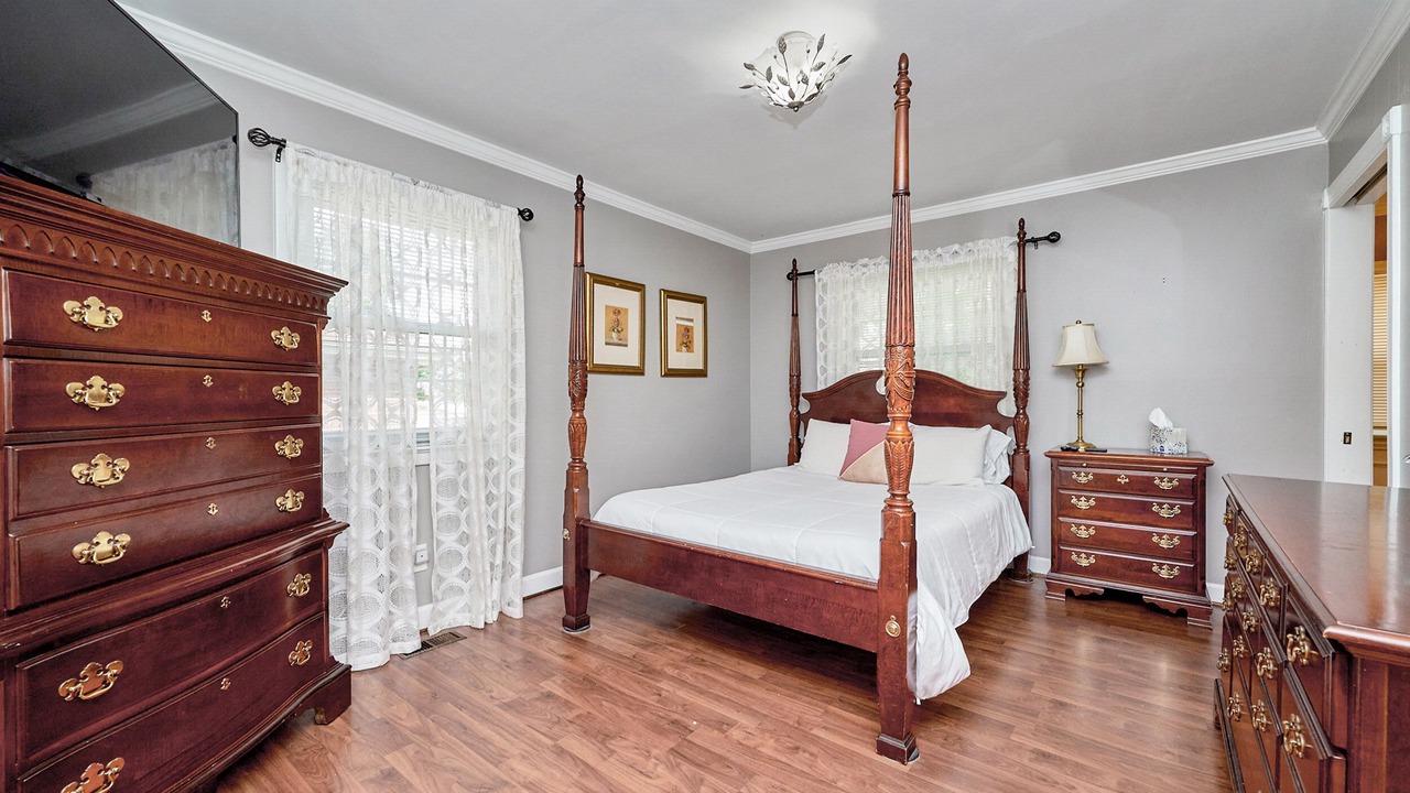 Photo of Bedroom in Coliseum Central