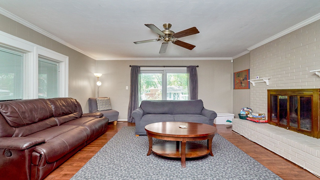 Photo of Livingroom in Coliseum Central