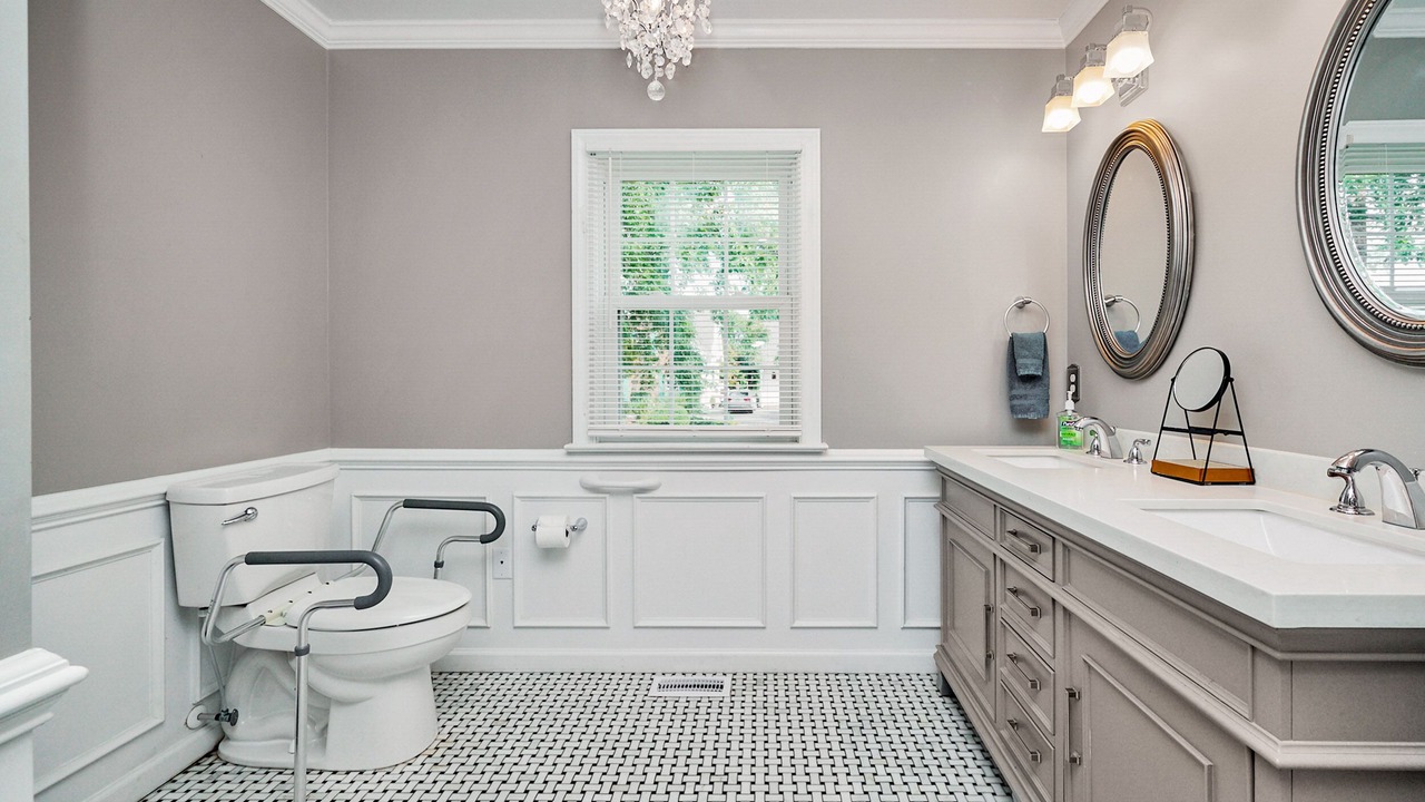 Photo of Bathroom in Coliseum Central