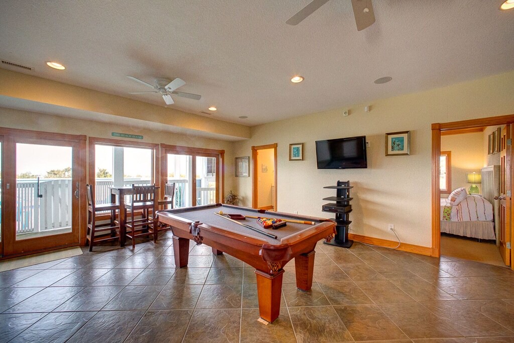 Photo of Livingroom in Wind Over Waves