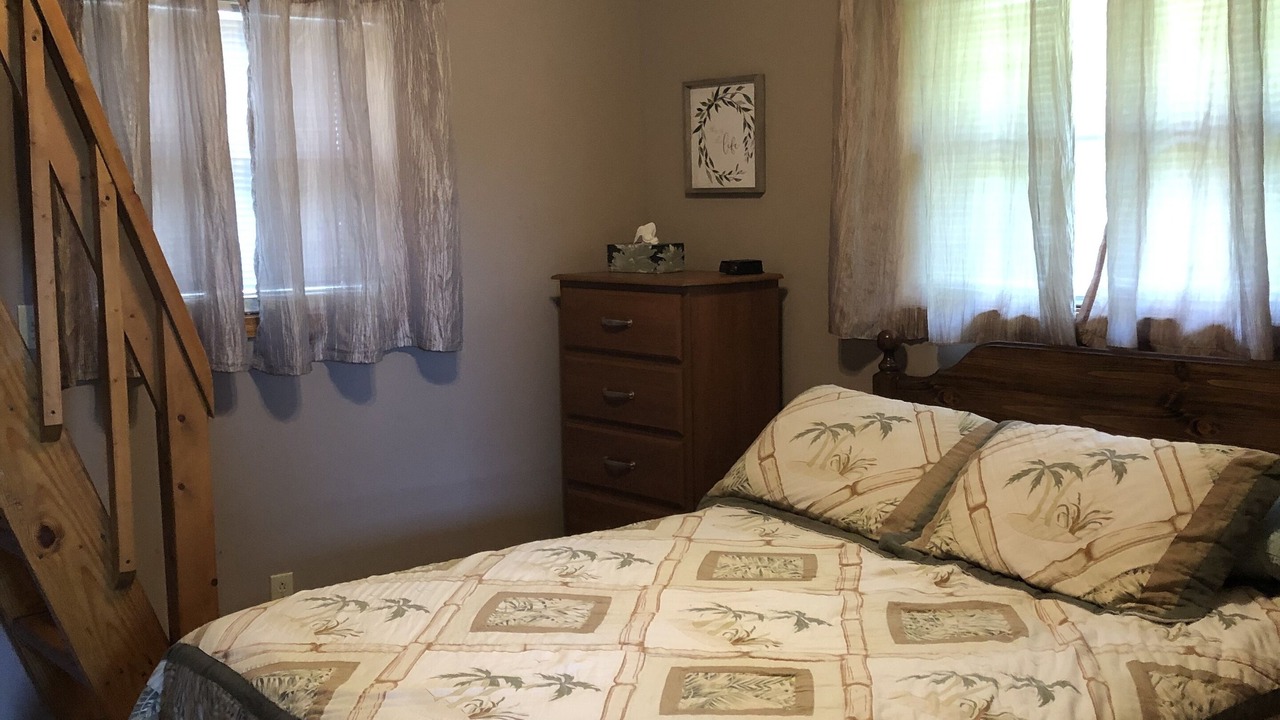 Photo of Bedroom in Flat Hollow Marina