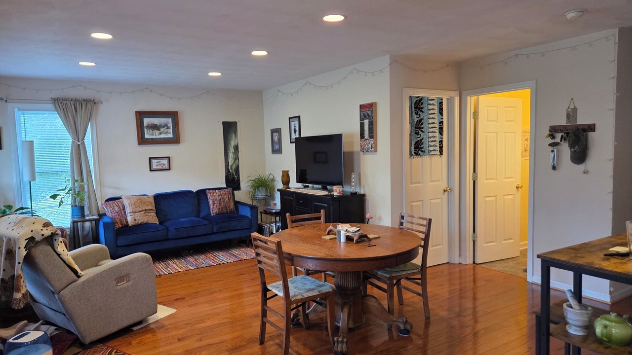 Photo of Livingroom in Goldbond