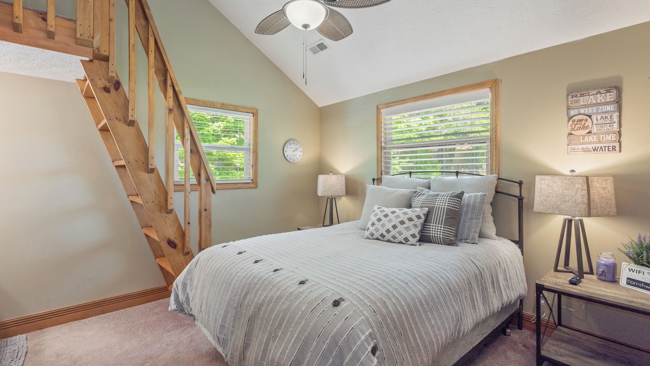 Photo of Bedroom in Flat Hollow Marina