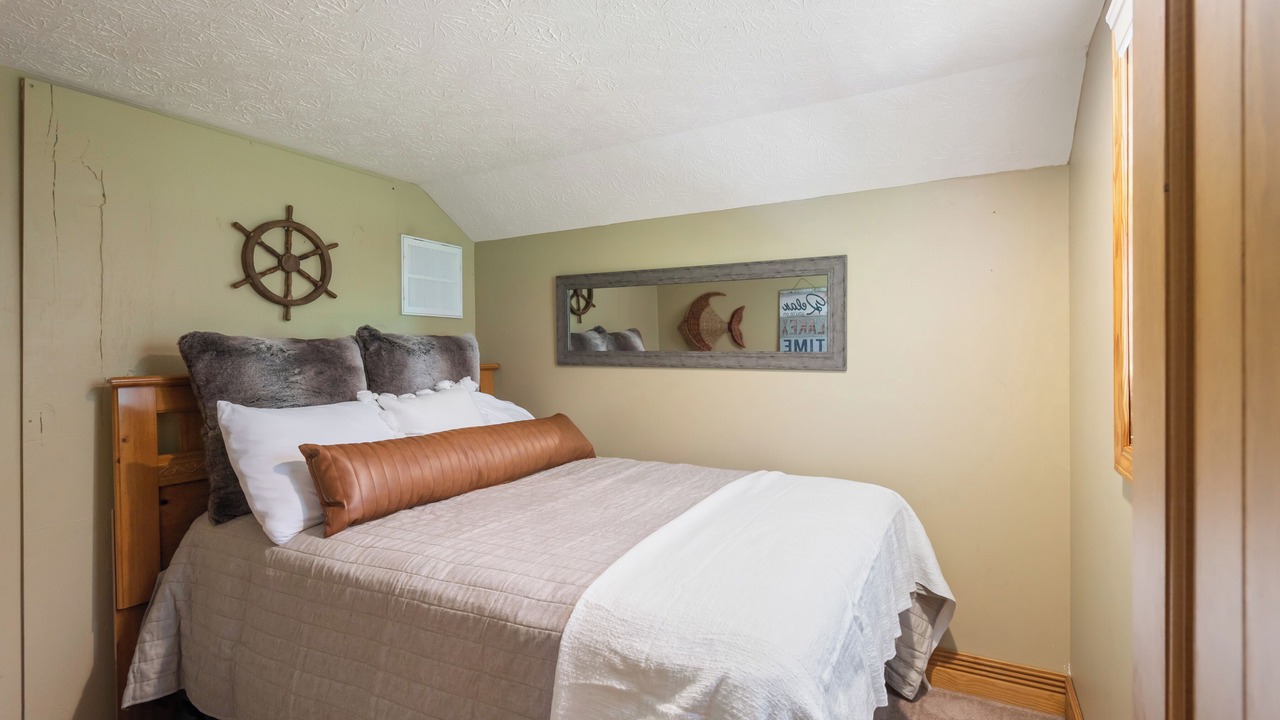 Photo of Bedroom in Flat Hollow Marina