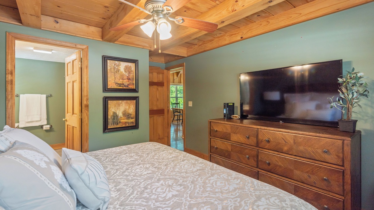 Photo of Bedroom in Flat Hollow Marina