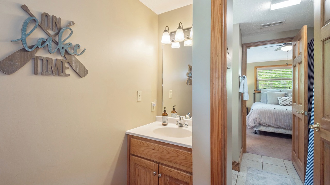 Photo of Bedroom in Flat Hollow Marina