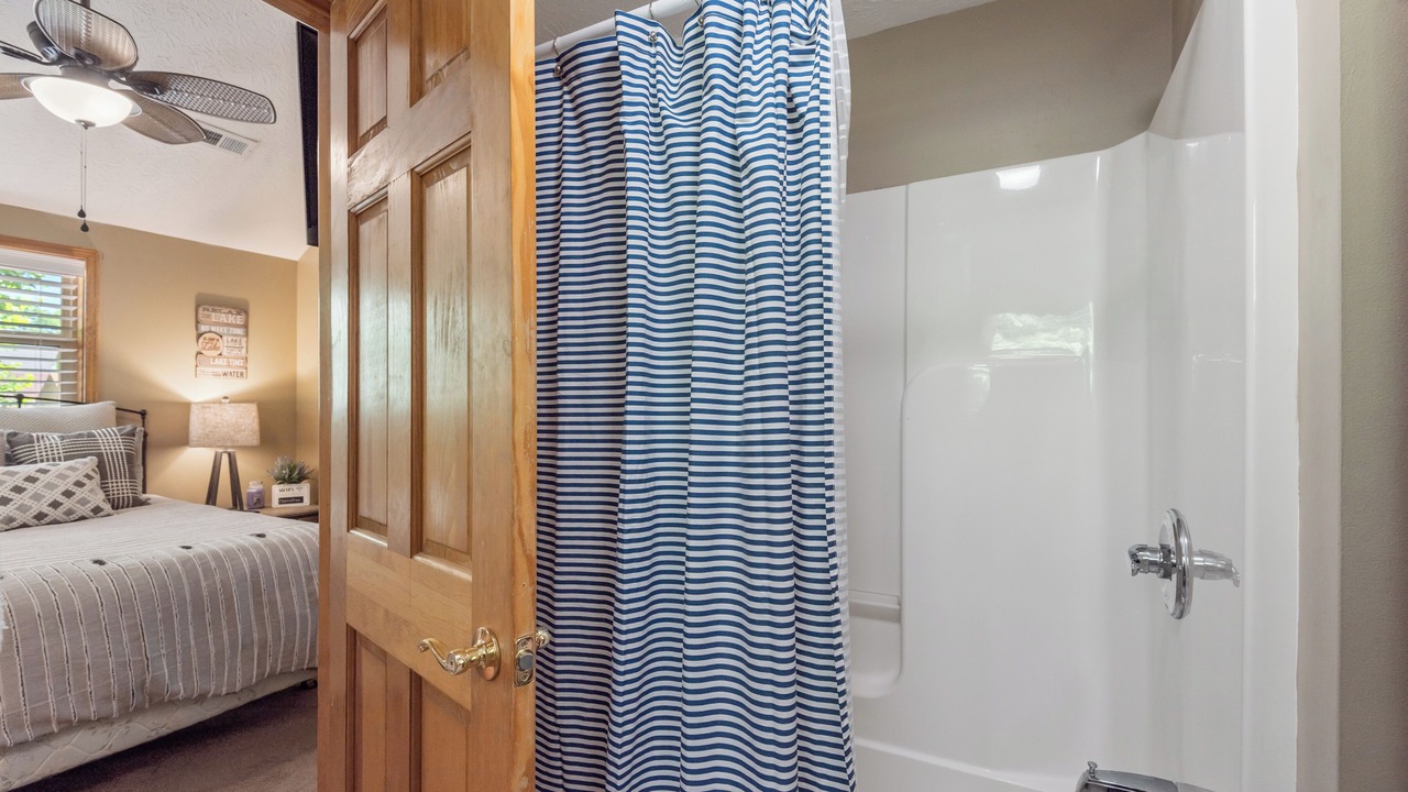Photo of Bathroom in Flat Hollow Marina