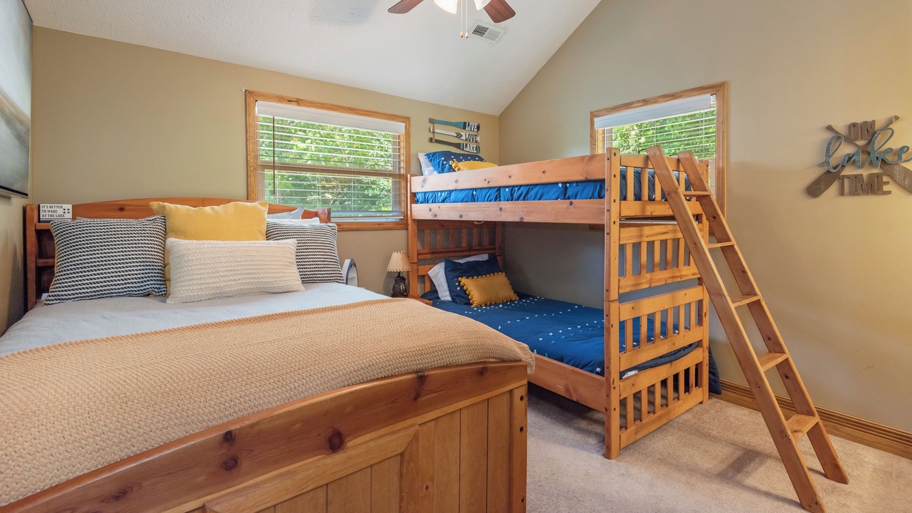 Photo of Bedroom in Flat Hollow Marina