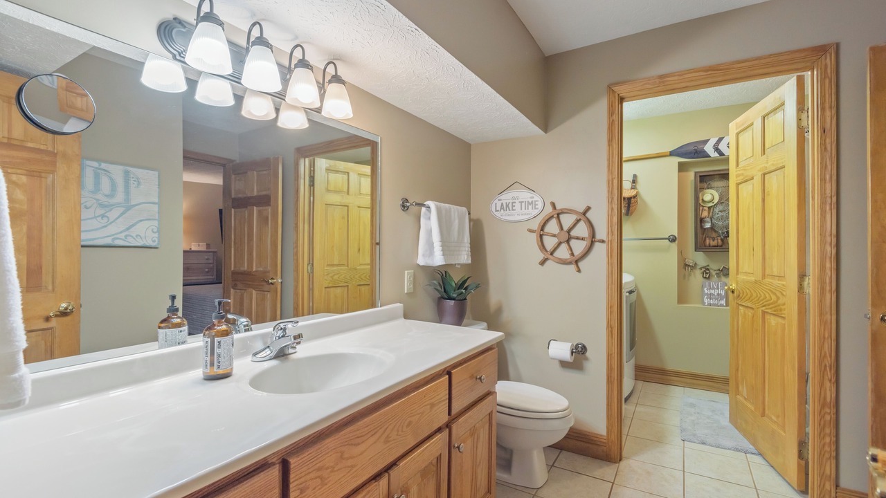 Photo of Bathroom in Flat Hollow Marina