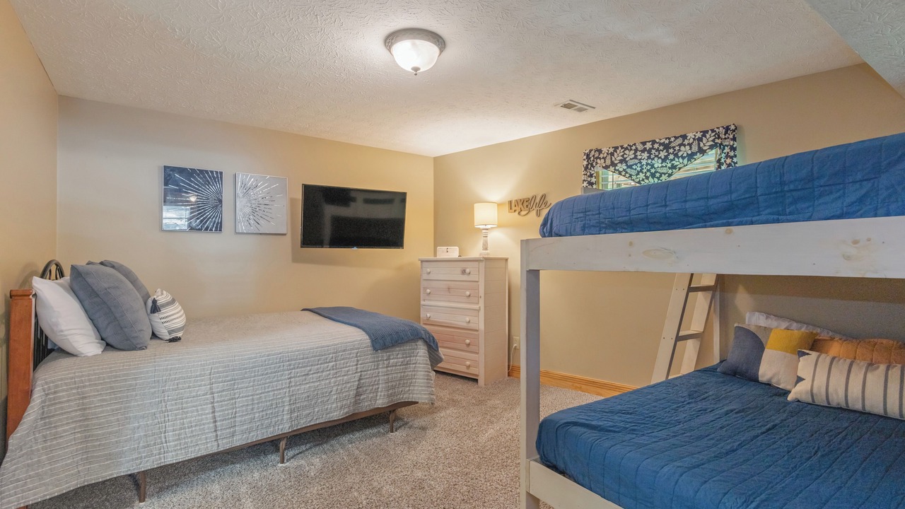 Photo of Bedroom in Flat Hollow Marina