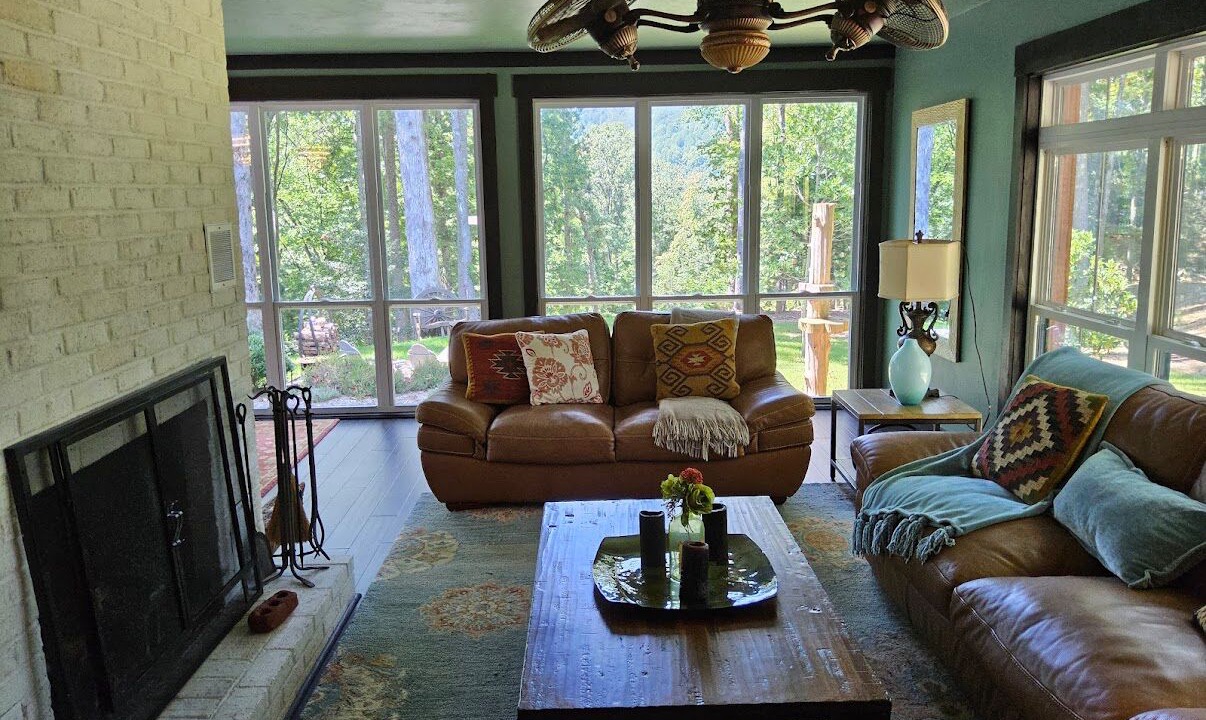 Photo of Livingroom in Saluda