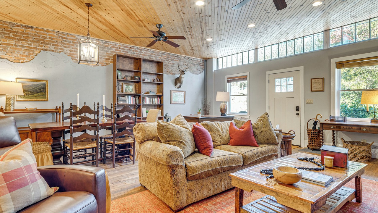 Photo of Livingroom in Saluda