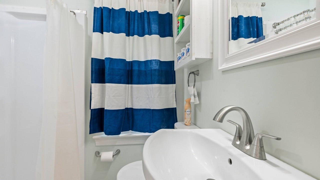 Photo of Bathroom in Calvert Beach-Long Beach