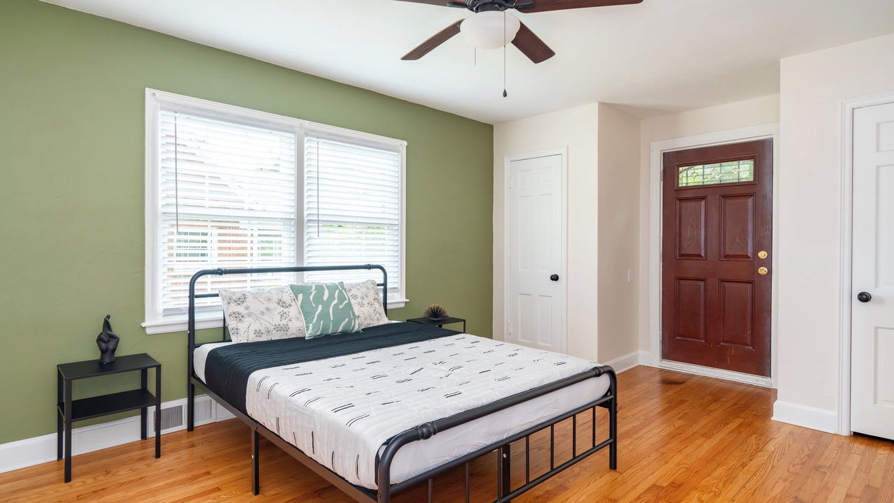 Photo of Bedroom in Kenwood Hill