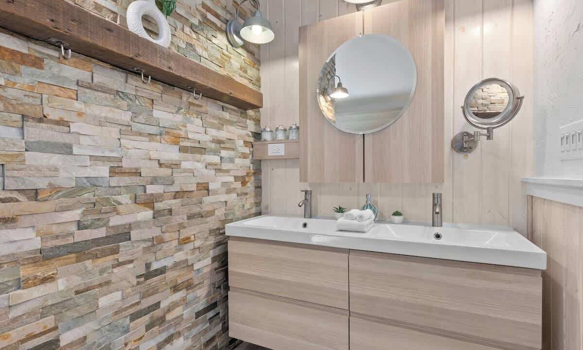 Photo of Bathroom in Willoughby Spit
