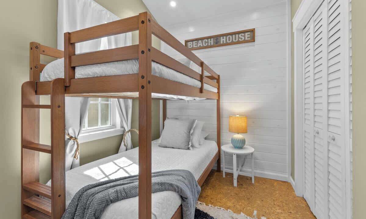 Photo of Bedroom in Willoughby Spit