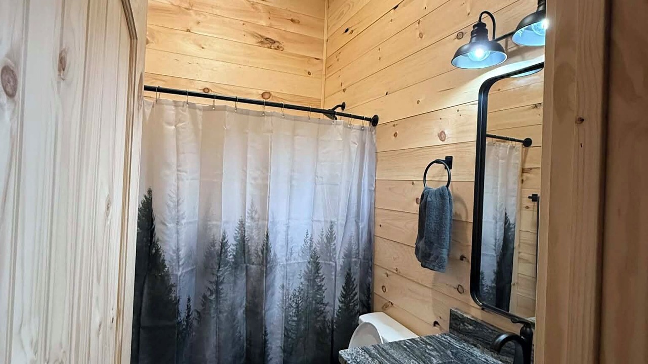 Photo of Bathroom in Leitchfield