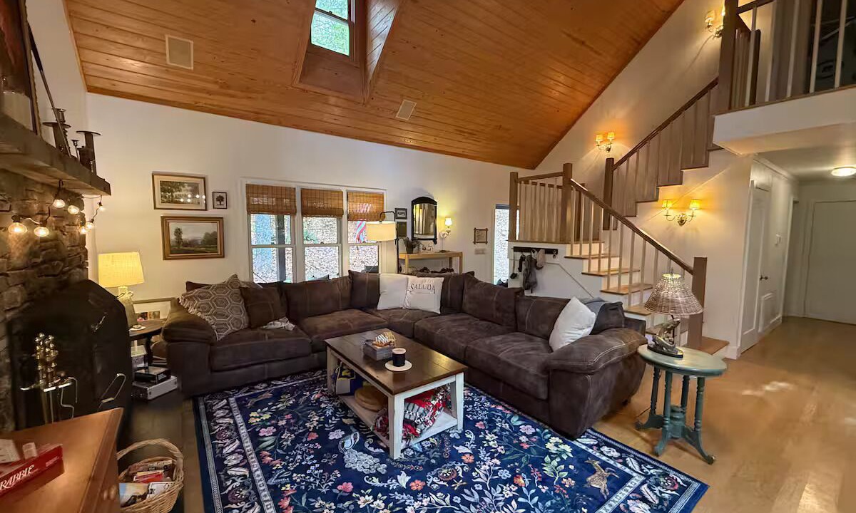 Photo of Livingroom in Saluda