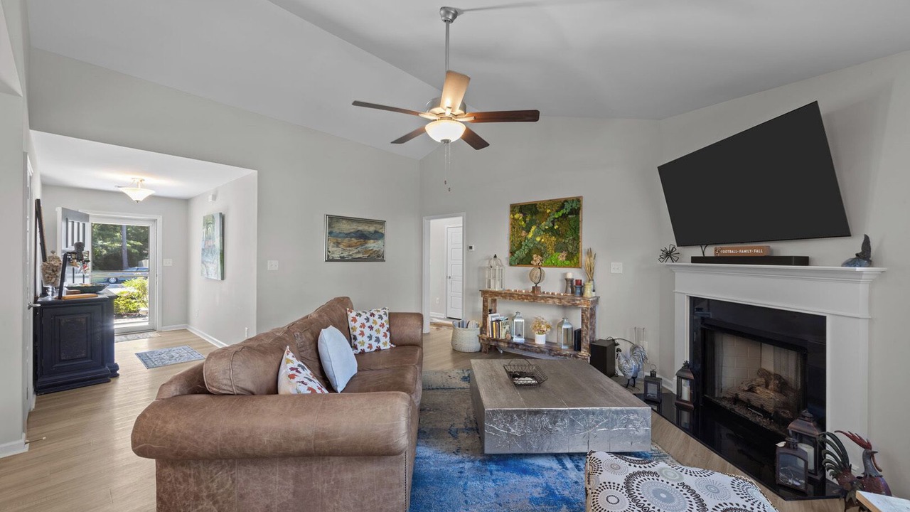 Photo of Livingroom in James City