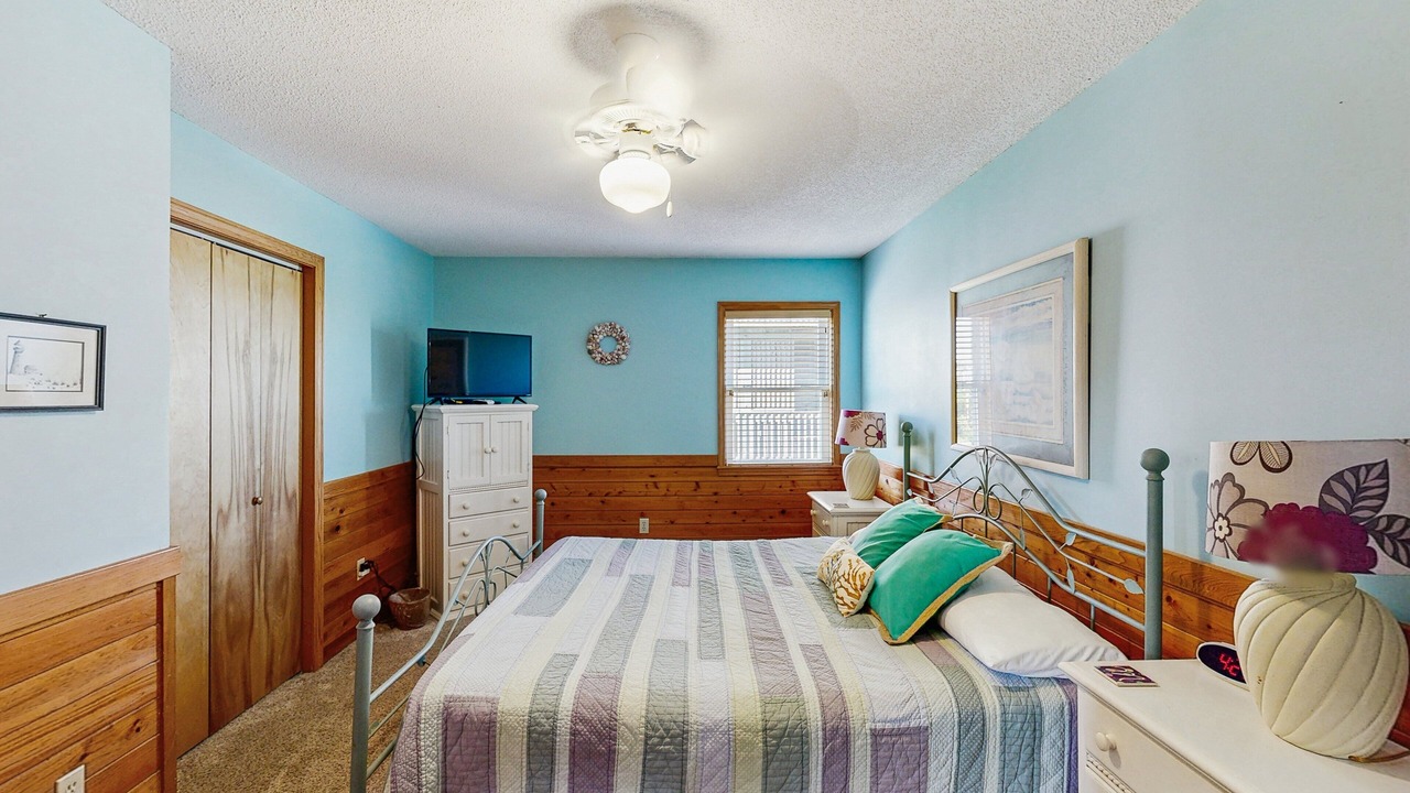 Photo of Bedroom in Waves