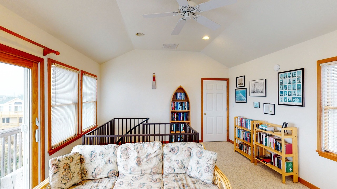 Photo of Livingroom in Waves