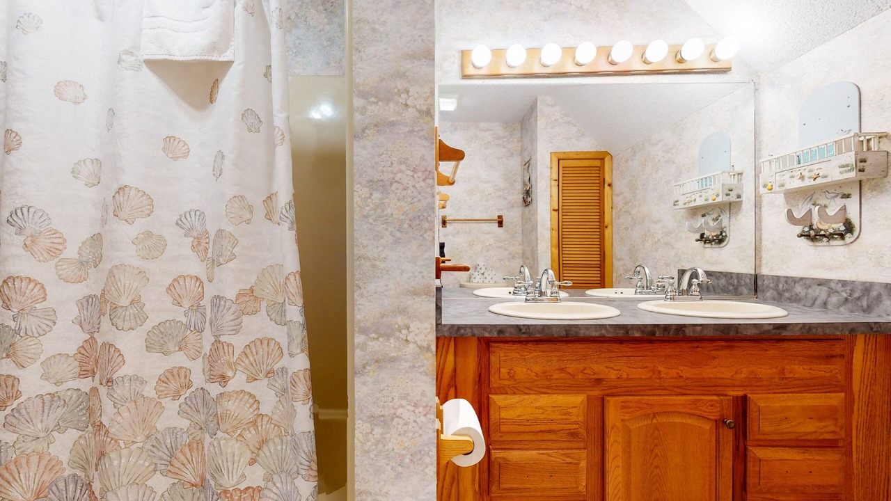Photo of Bathroom in Waves